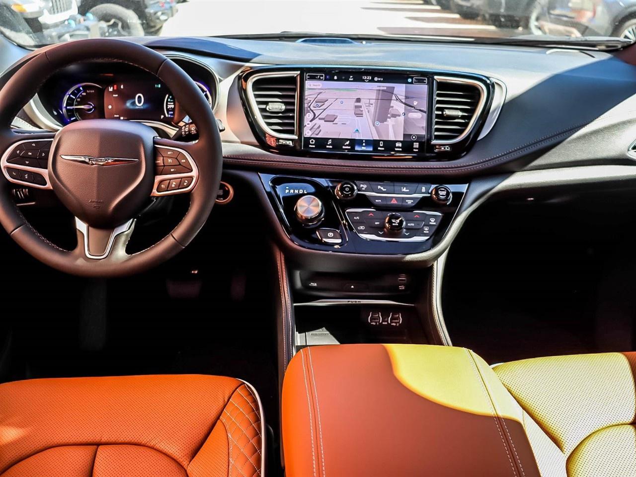 2024 Chrysler Pacifica Hybrid Pinnacle 2WD Photo