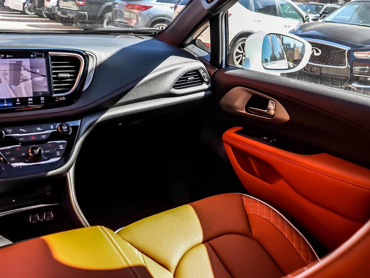 2024 Chrysler Pacifica Hybrid Pinnacle 2WD Photo
