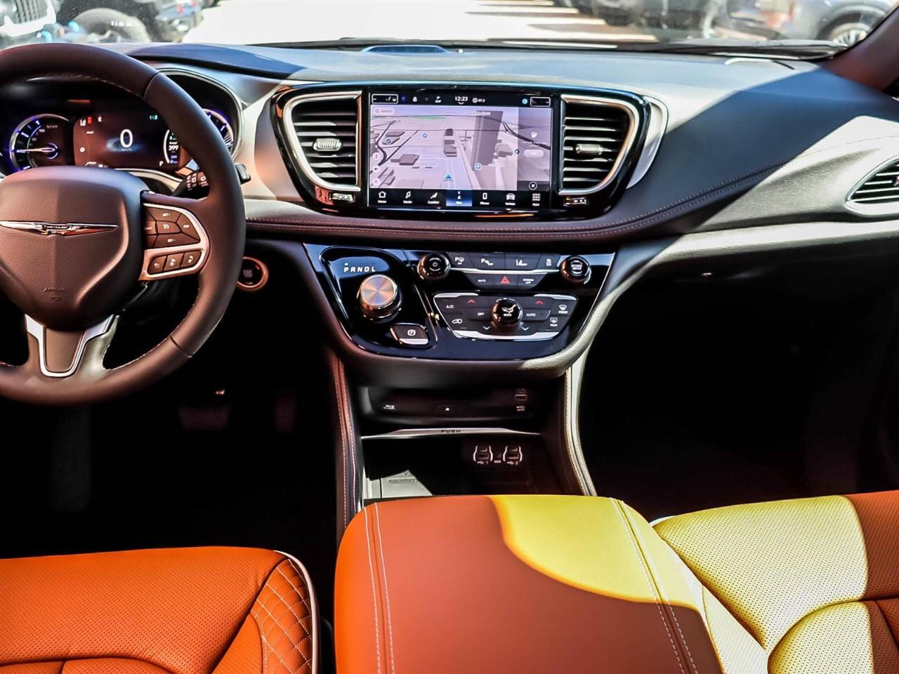 2024 Chrysler Pacifica Hybrid Pinnacle 2WD Photo