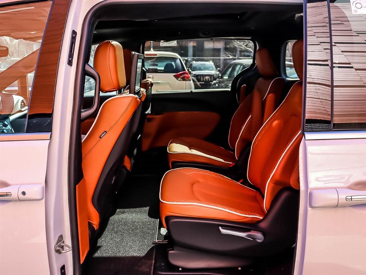 2024 Chrysler Pacifica Hybrid Pinnacle 2WD Photo