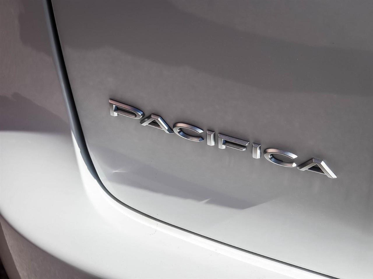 2024 Chrysler Pacifica Hybrid Pinnacle 2WD Photo