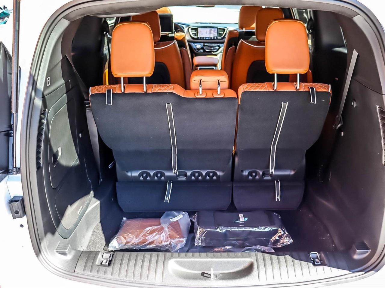 2024 Chrysler Pacifica Hybrid Pinnacle 2WD Photo