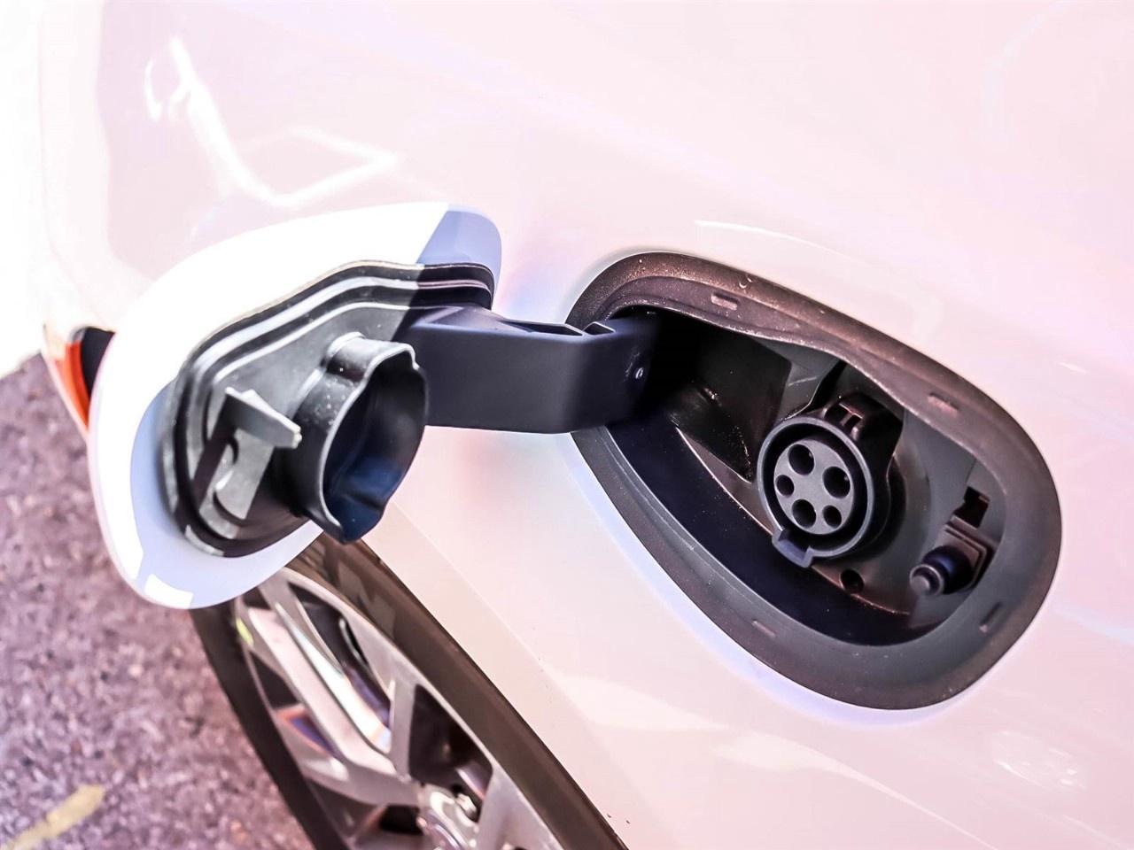 2024 Chrysler Pacifica Hybrid Pinnacle 2WD Photo