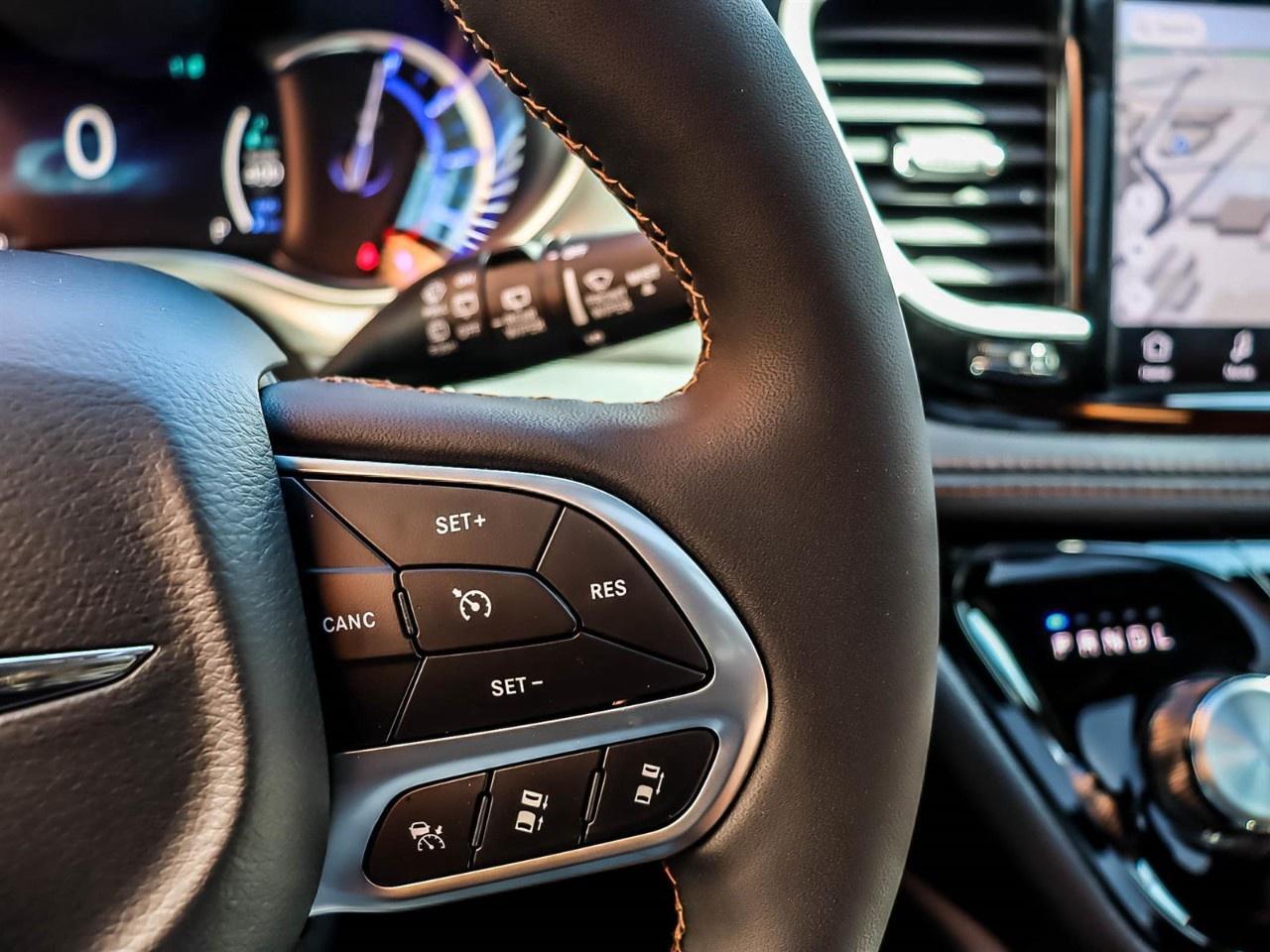 2024 Chrysler Pacifica Hybrid Pinnacle 2WD Photo