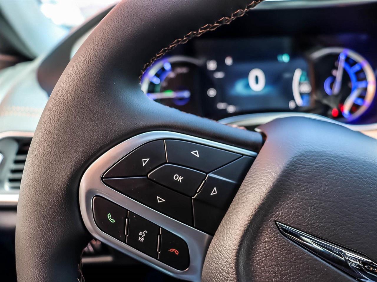 2024 Chrysler Pacifica Hybrid Pinnacle 2WD Photo