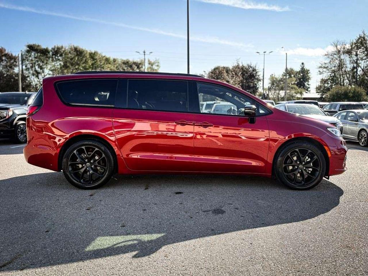 2026 Chrysler Pacifica Limited   S APPEARANCE   SUNROOF   TRAILER TOW PACKAGE   VENTILATED LEATHER   STOW ’N GO Photo