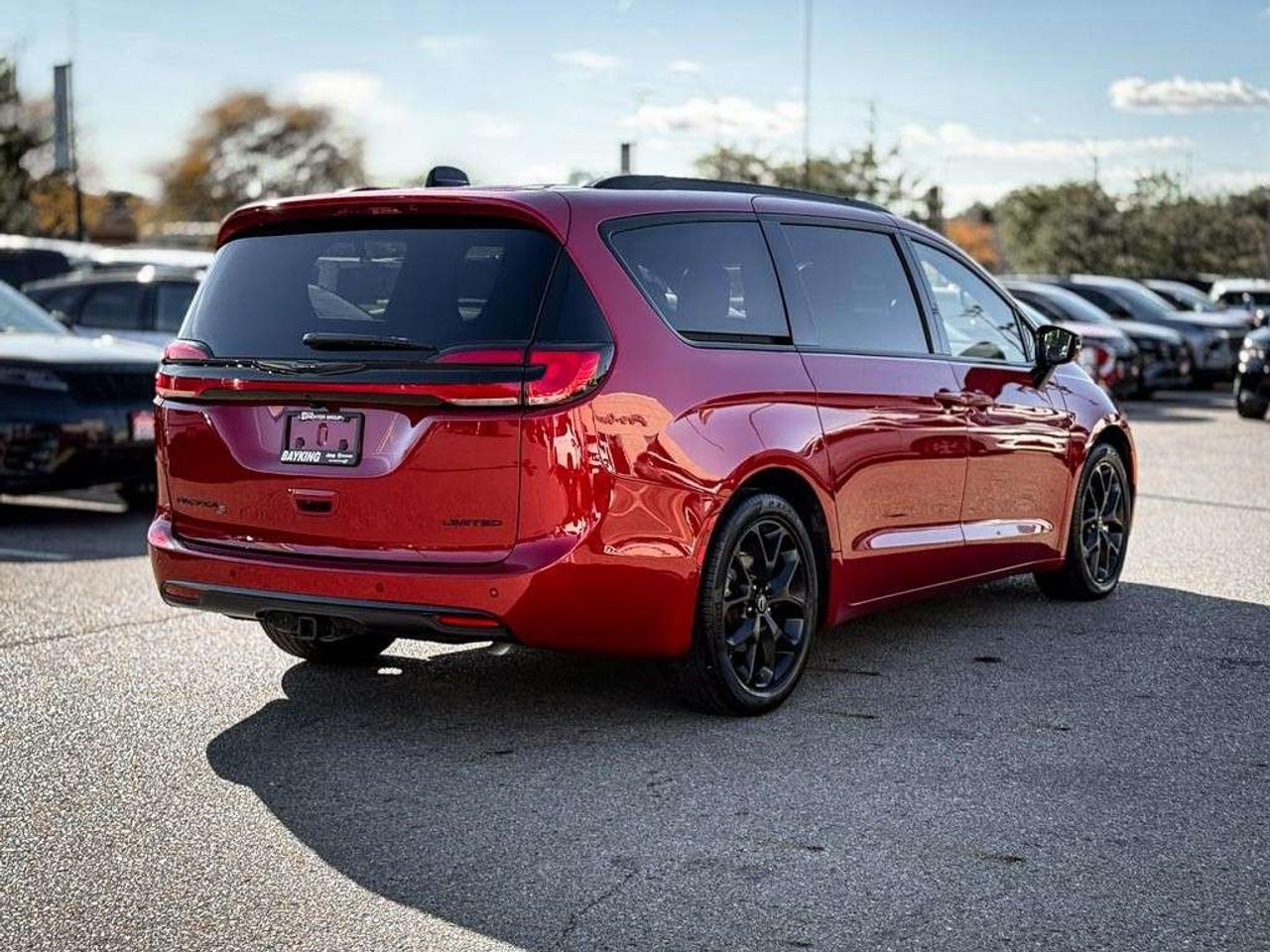 2026 Chrysler Pacifica Limited   S APPEARANCE   SUNROOF   TRAILER TOW PACKAGE   VENTILATED LEATHER   STOW ’N GO Photo