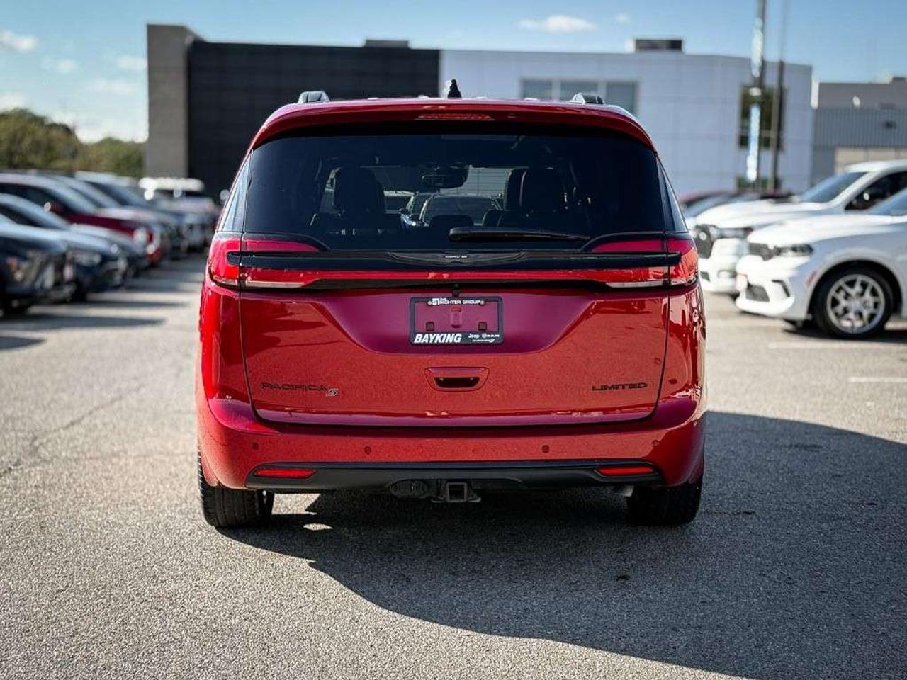 2026 Chrysler Pacifica Limited   S APPEARANCE   SUNROOF   TRAILER TOW PACKAGE   VENTILATED LEATHER   STOW ’N GO Photo