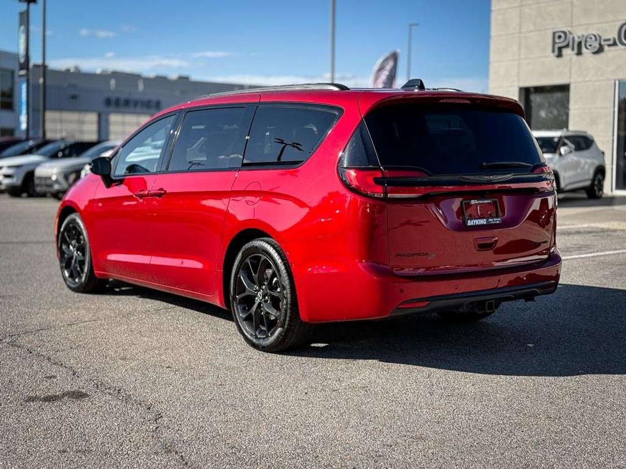 2026 Chrysler Pacifica Limited   S APPEARANCE   SUNROOF   TRAILER TOW PACKAGE   VENTILATED LEATHER   STOW ’N GO Photo