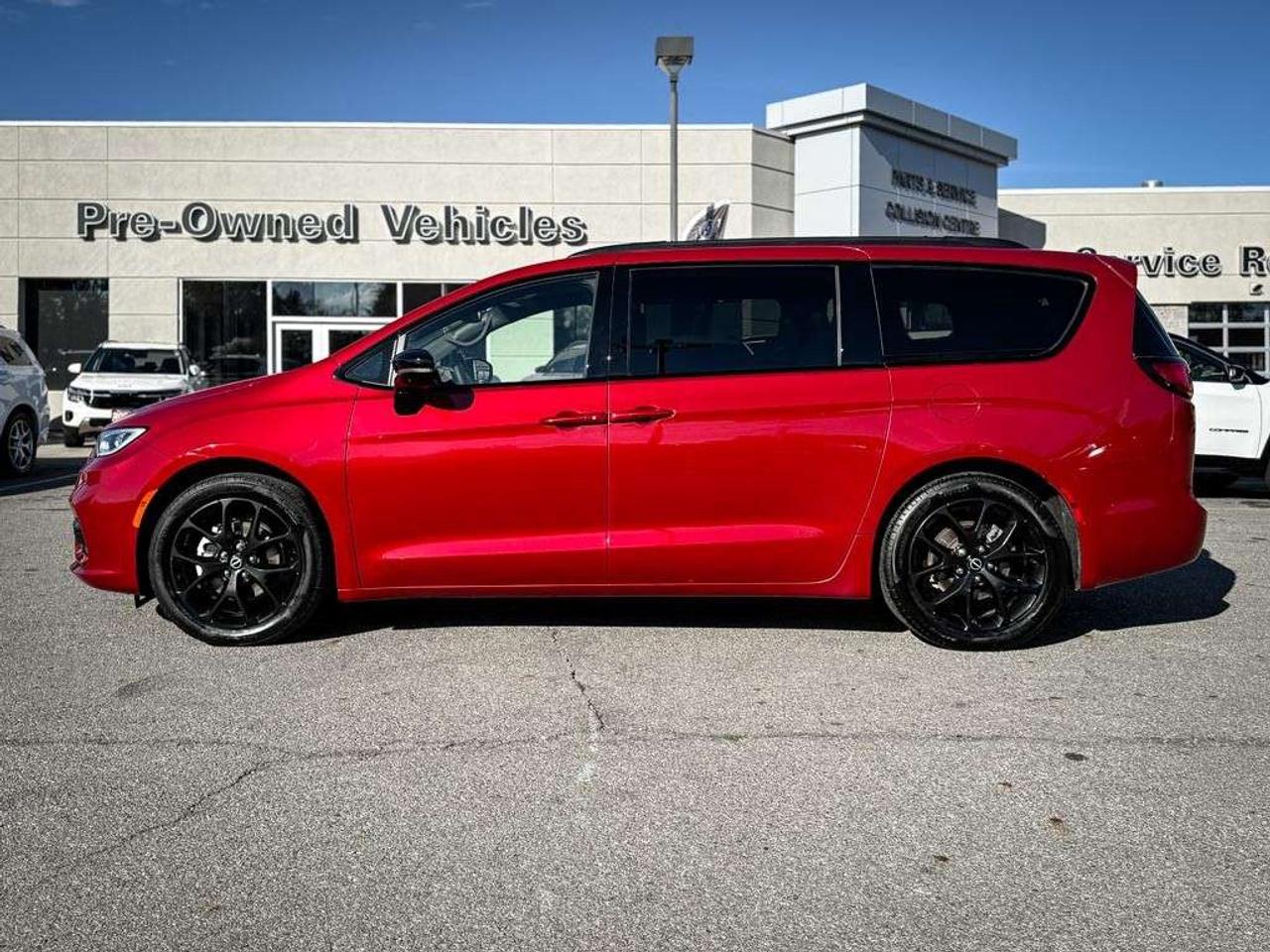 2026 Chrysler Pacifica Limited   S APPEARANCE   SUNROOF   TRAILER TOW PACKAGE   VENTILATED LEATHER   STOW ’N GO Photo