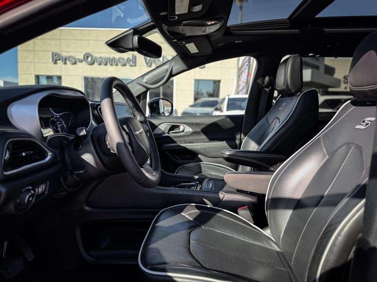 2026 Chrysler Pacifica Limited   S APPEARANCE   SUNROOF   TRAILER TOW PACKAGE   VENTILATED LEATHER   STOW ’N GO Photo