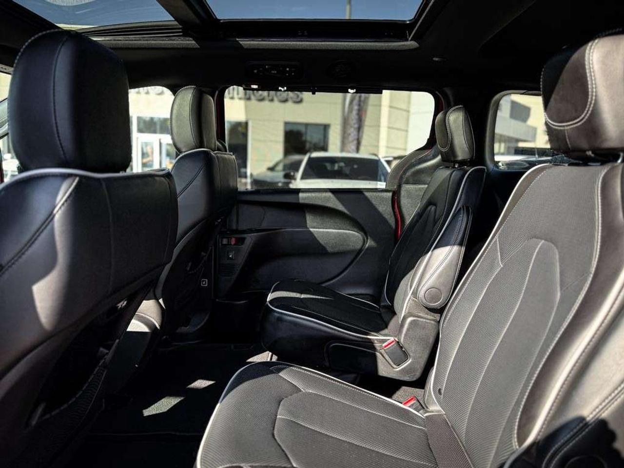 2026 Chrysler Pacifica Limited   S APPEARANCE   SUNROOF   TRAILER TOW PACKAGE   VENTILATED LEATHER   STOW ’N GO Photo
