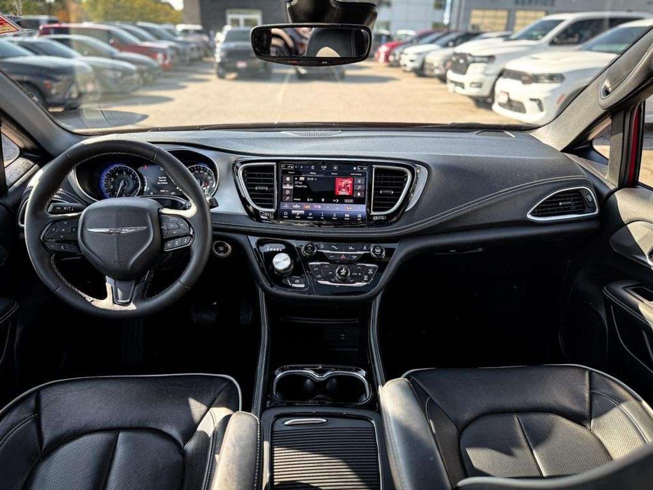 2026 Chrysler Pacifica Limited   S APPEARANCE   SUNROOF   TRAILER TOW PACKAGE   VENTILATED LEATHER   STOW ’N GO Photo