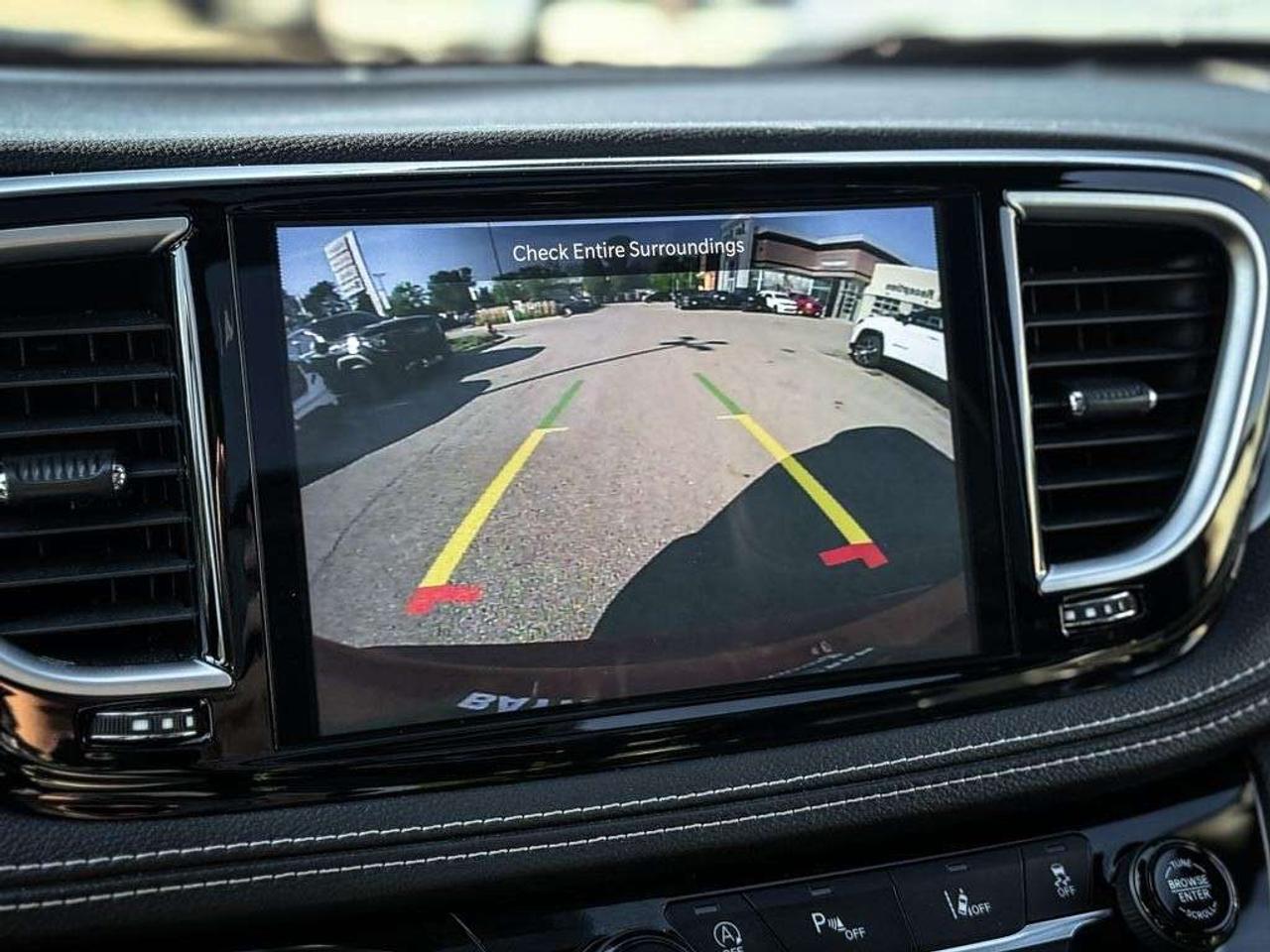 2026 Chrysler Pacifica Limited   S APPEARANCE   SUNROOF   TRAILER TOW PACKAGE   VENTILATED LEATHER   STOW ’N GO Photo