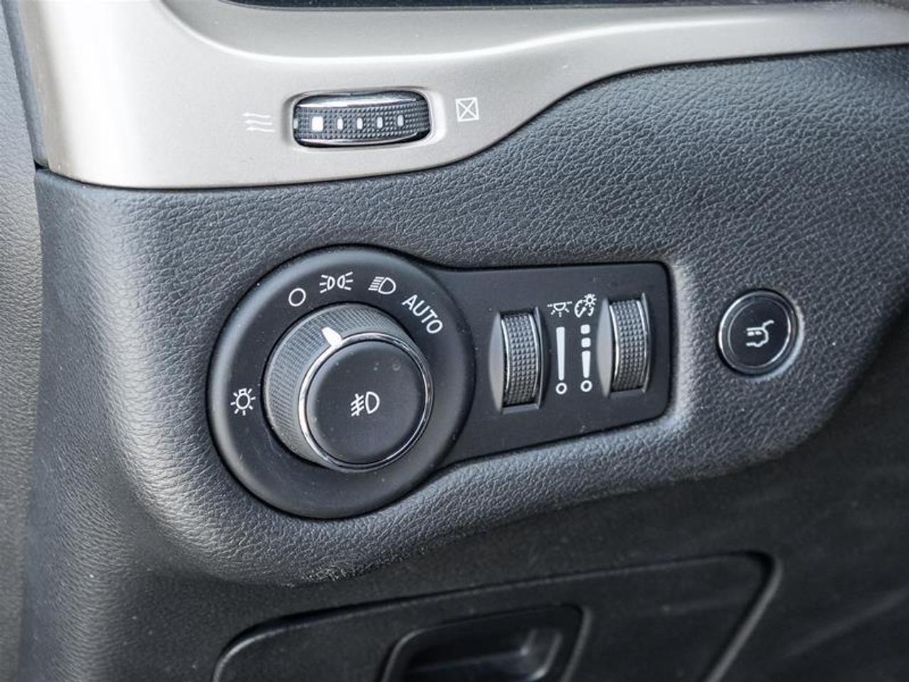 2017 Jeep Cherokee North 4dr Front-wheel Drive Photo