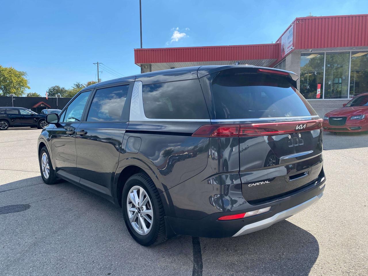 2024 Kia Carnival LX, 8 PASSENGER, CLEAN CARFAX, BACK UP CAMERA! Photo