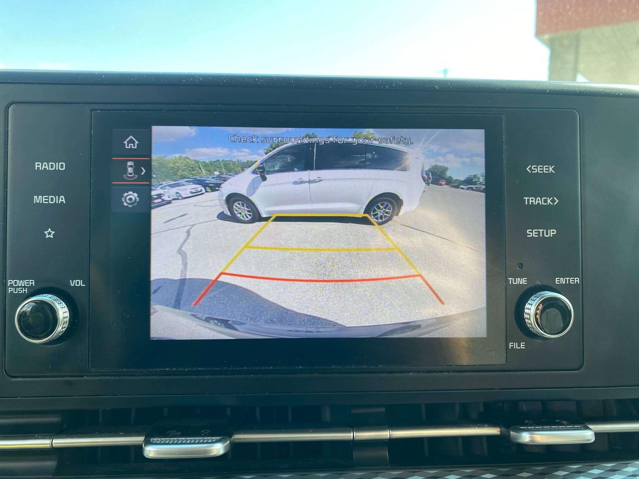 2024 Kia Carnival LX, 8 PASSENGER, CLEAN CARFAX, BACK UP CAMERA! Photo
