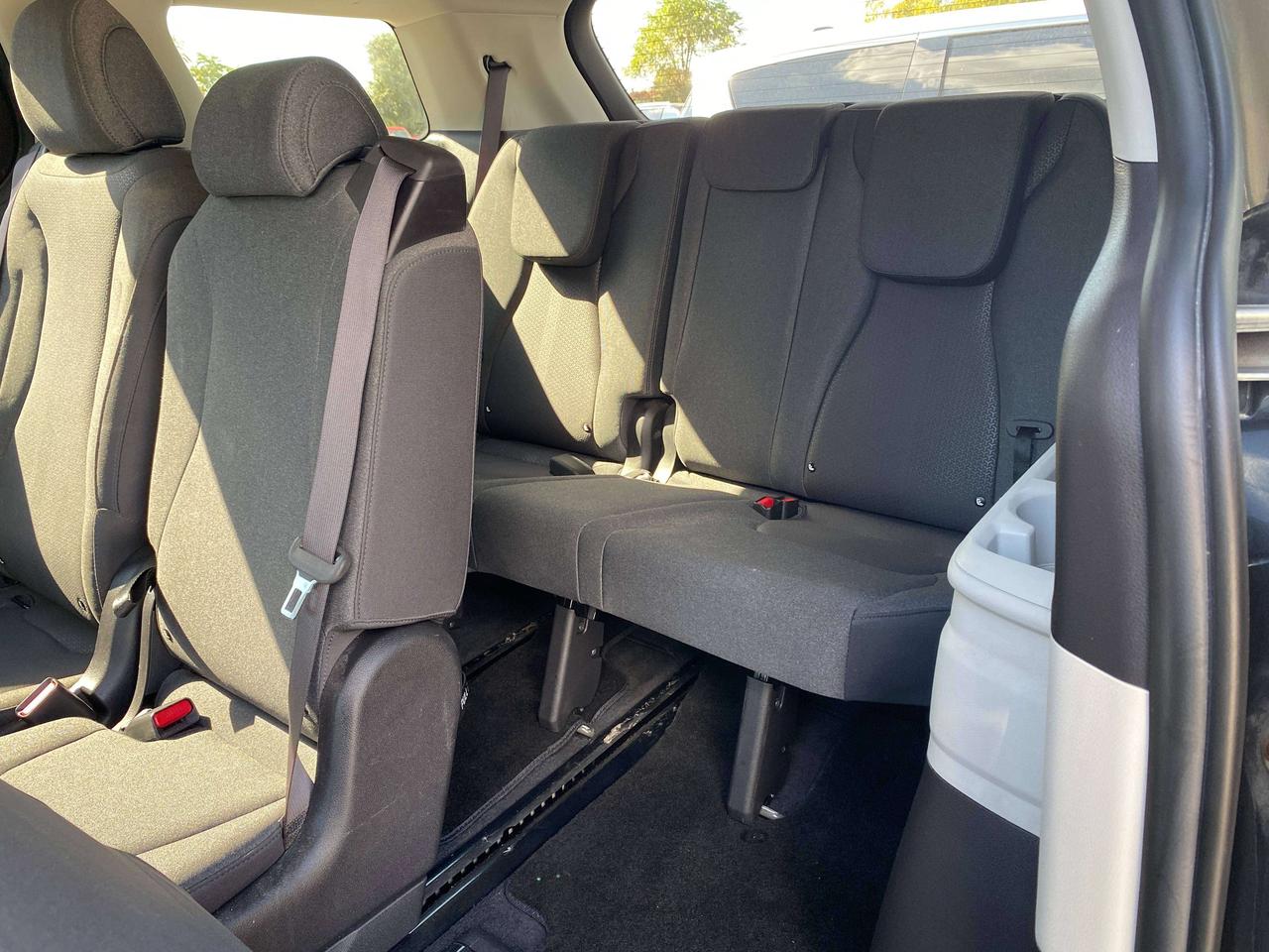 2024 Kia Carnival LX, 8 PASSENGER, CLEAN CARFAX, BACK UP CAMERA! Photo