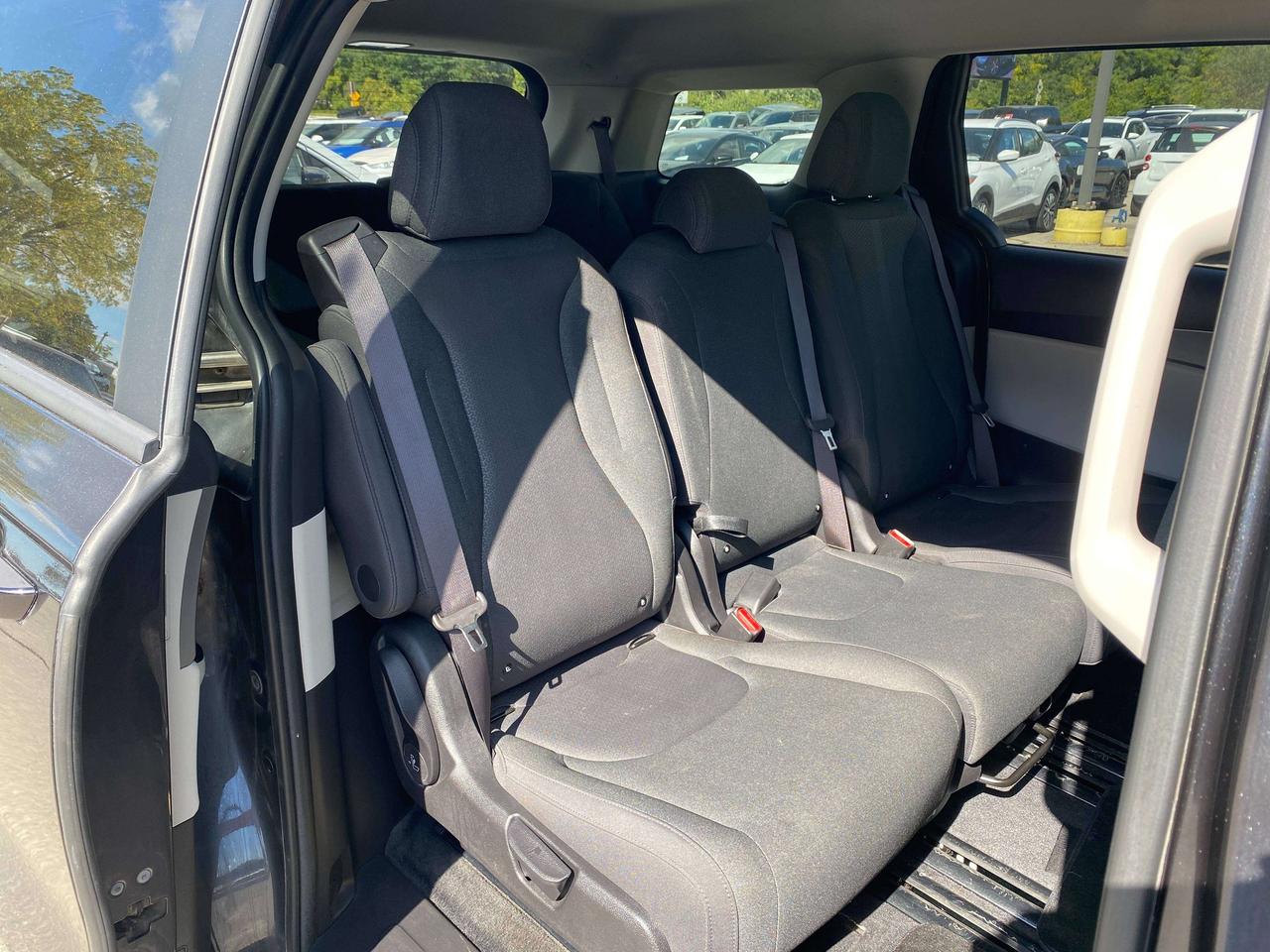 2024 Kia Carnival LX, 8 PASSENGER, CLEAN CARFAX, BACK UP CAMERA! Photo