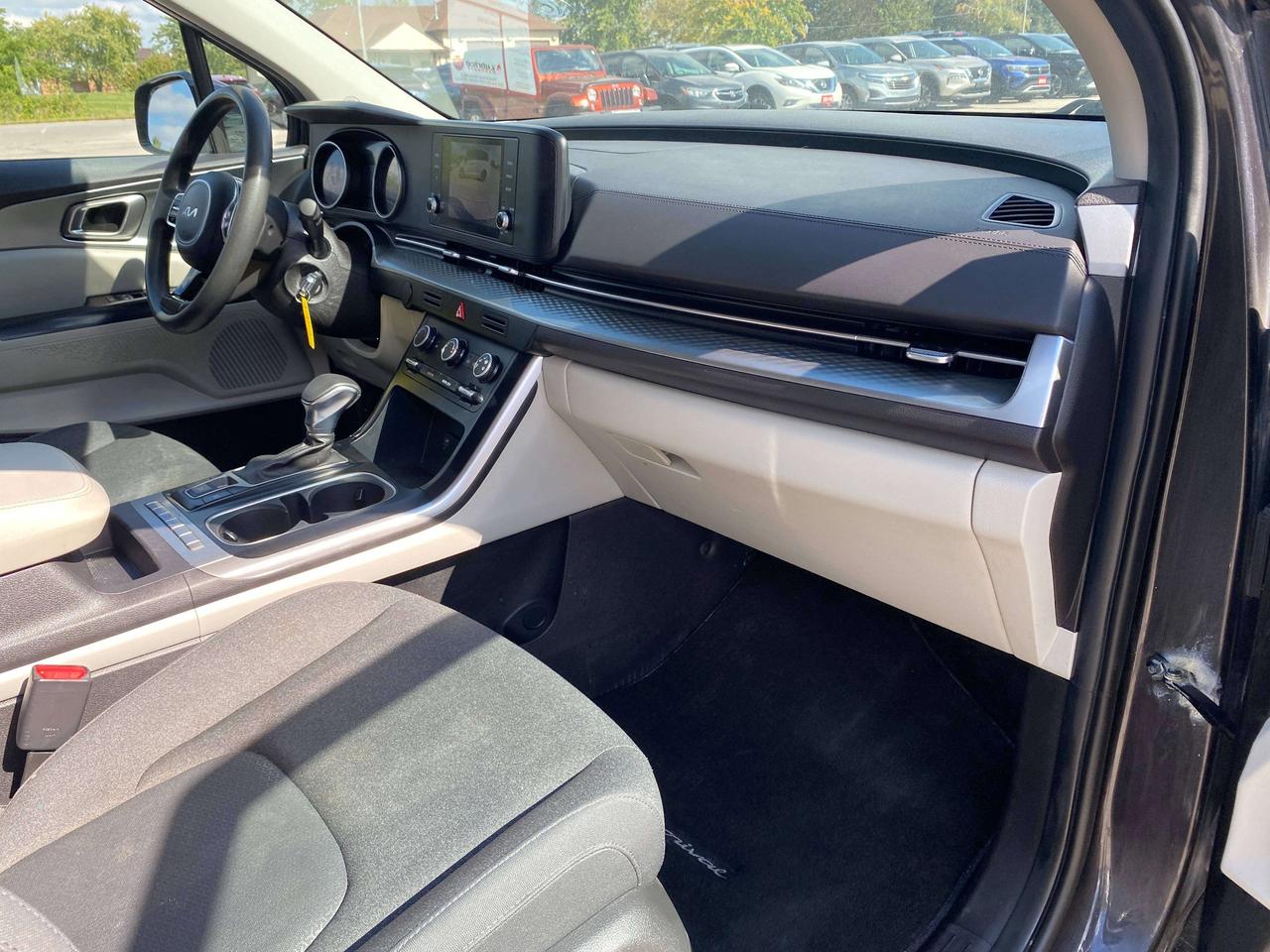 2024 Kia Carnival LX, 8 PASSENGER, CLEAN CARFAX, BACK UP CAMERA! Photo