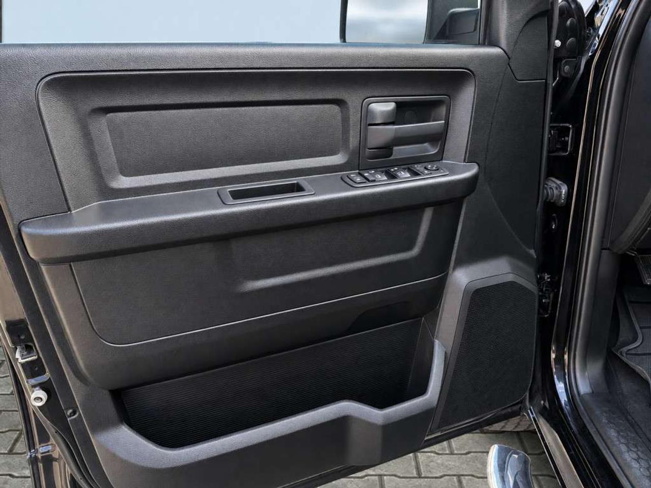 2019 RAM 1500 ST 4X4 / 3.6L V6 / QUAD CAB /  BACKUP CAMERA / CLEAN CARFAX Photo