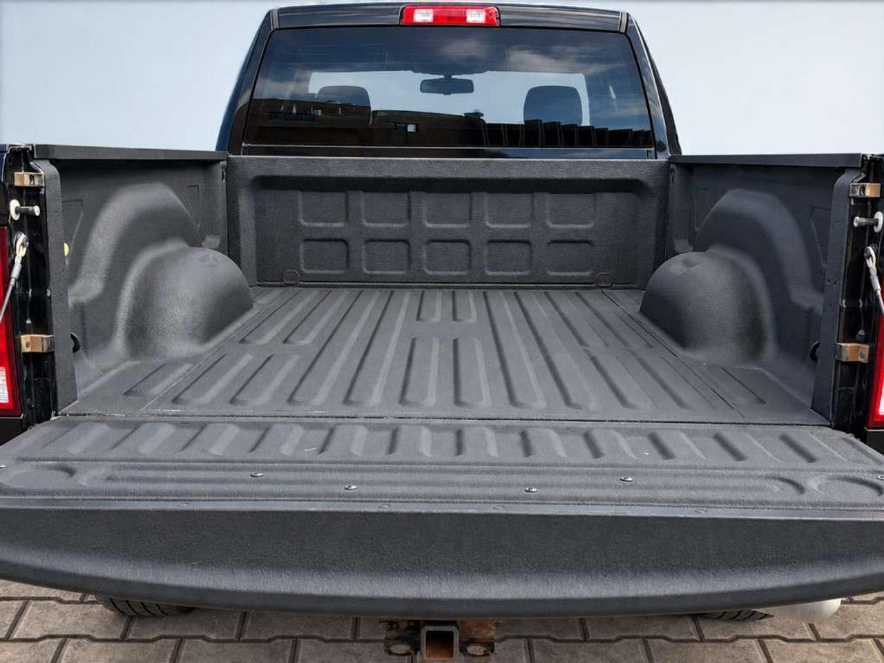 2019 RAM 1500 ST 4X4 / 3.6L V6 / QUAD CAB /  BACKUP CAMERA / CLEAN CARFAX Photo