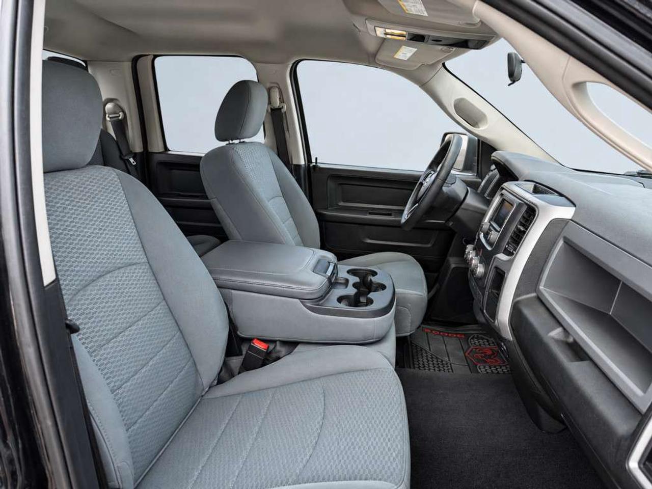 2019 RAM 1500 ST 4X4 / 3.6L V6 / QUAD CAB /  BACKUP CAMERA / CLEAN CARFAX Photo