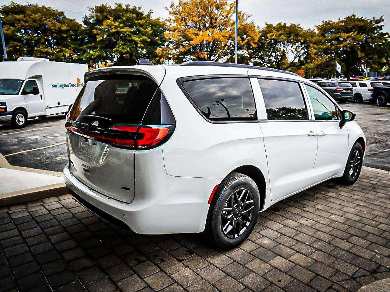 2027 Chrysler Pacifica  Photo