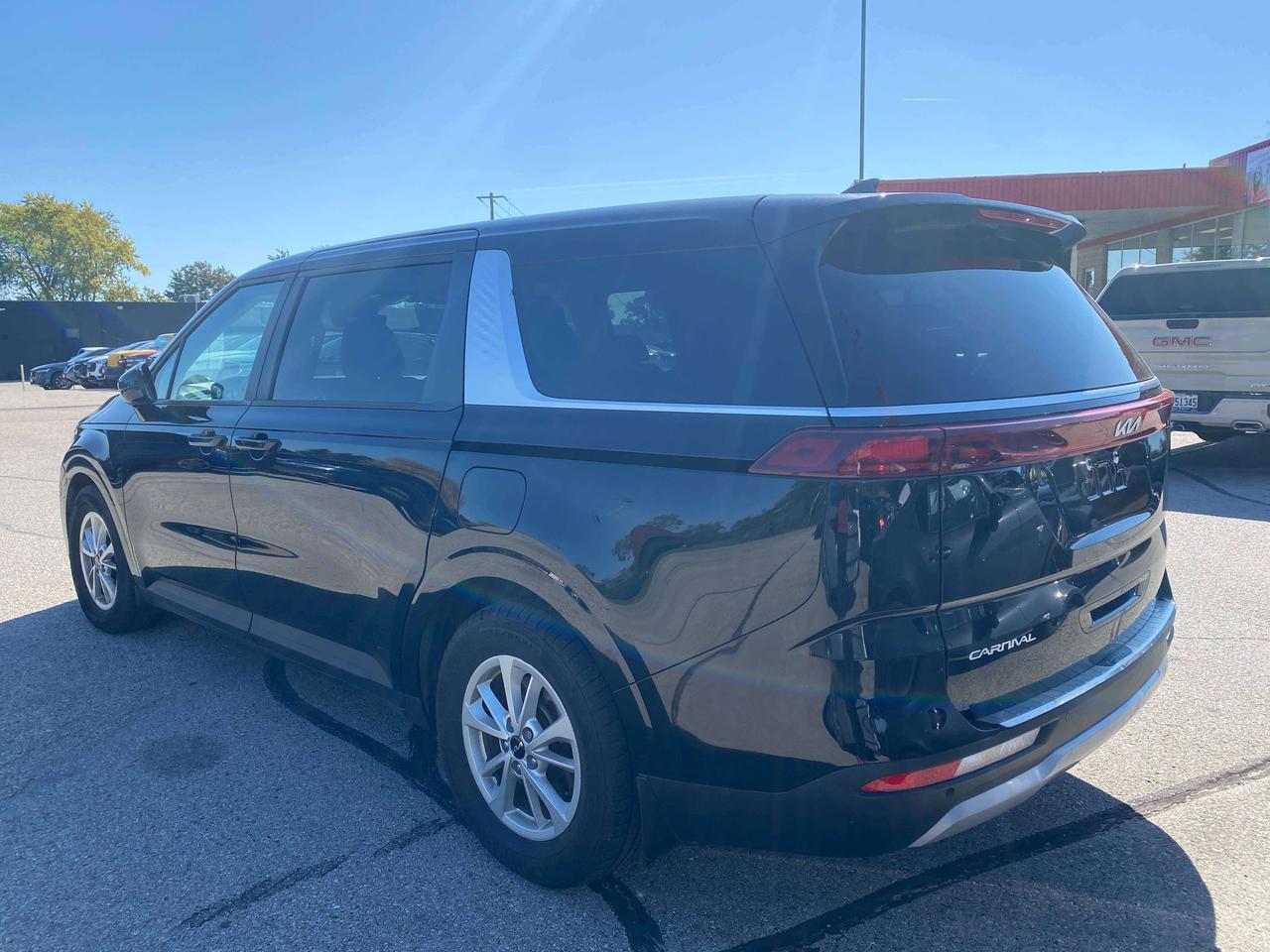 2023 Kia Carnival LX, 8 PASSENGER, BACK UP CAMERA, CLEAN CARFAX! Photo