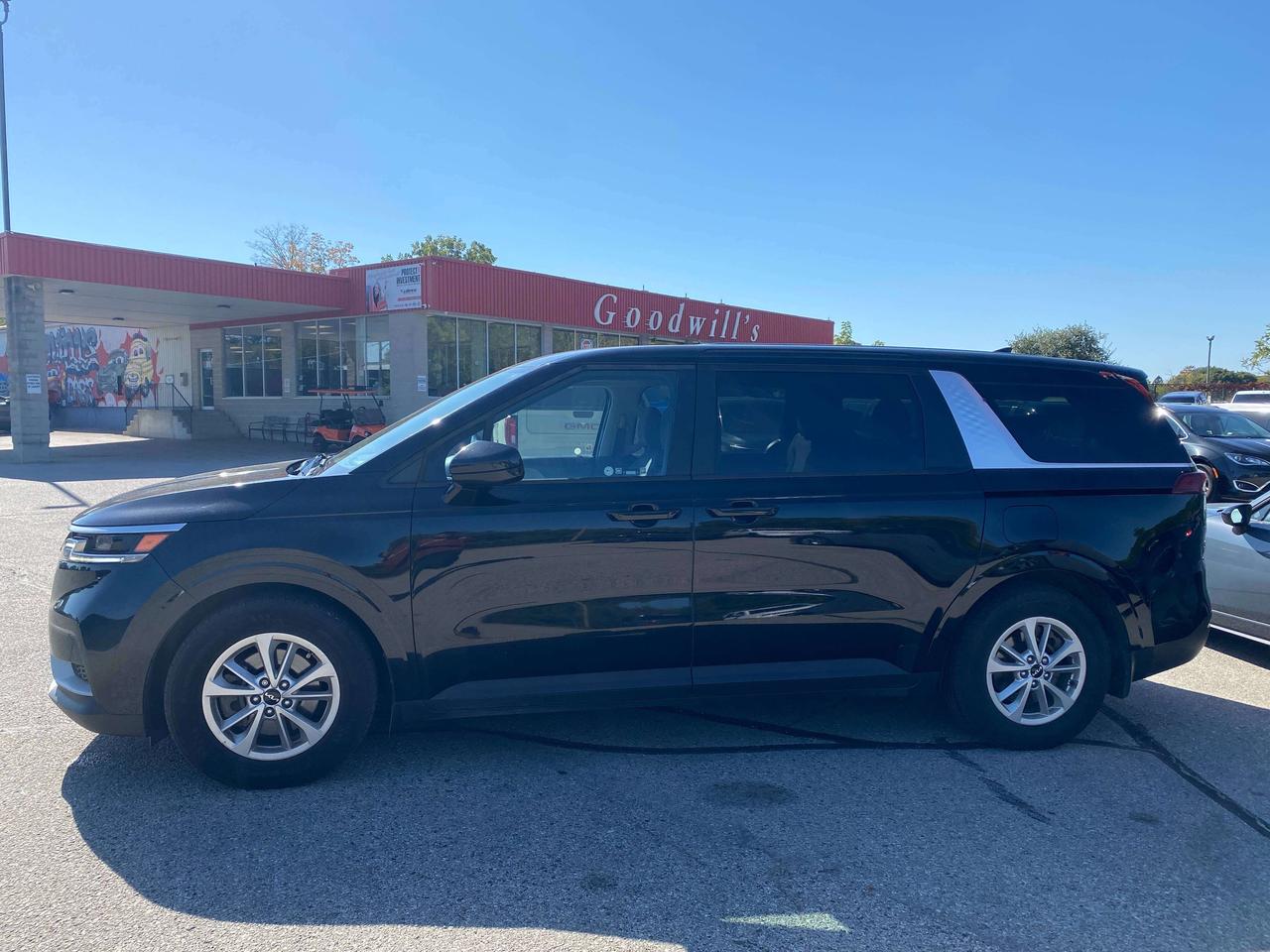 2023 Kia Carnival LX, 8 PASSENGER, BACK UP CAMERA, CLEAN CARFAX! Photo