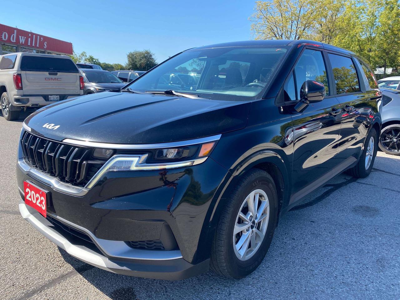 2023 Kia Carnival LX, 8 PASSENGER, BACK UP CAMERA, CLEAN CARFAX! Photo3