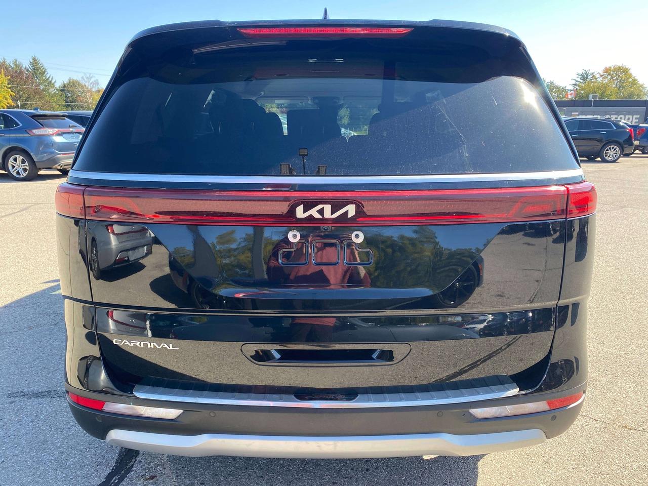 2023 Kia Carnival LX, 8 PASSENGER, BACK UP CAMERA, CLEAN CARFAX! Photo