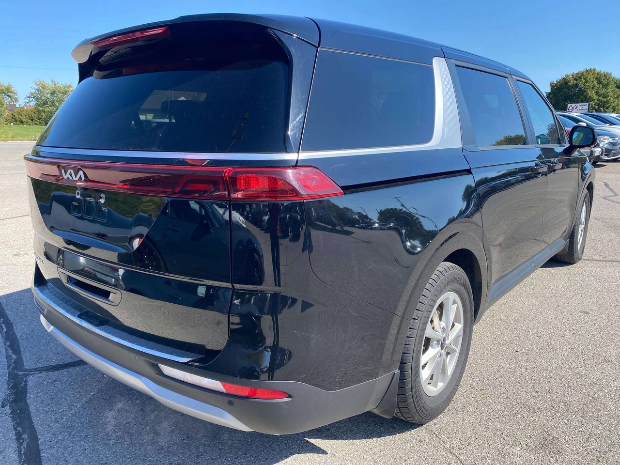 2023 Kia Carnival LX, 8 PASSENGER, BACK UP CAMERA, CLEAN CARFAX! Photo