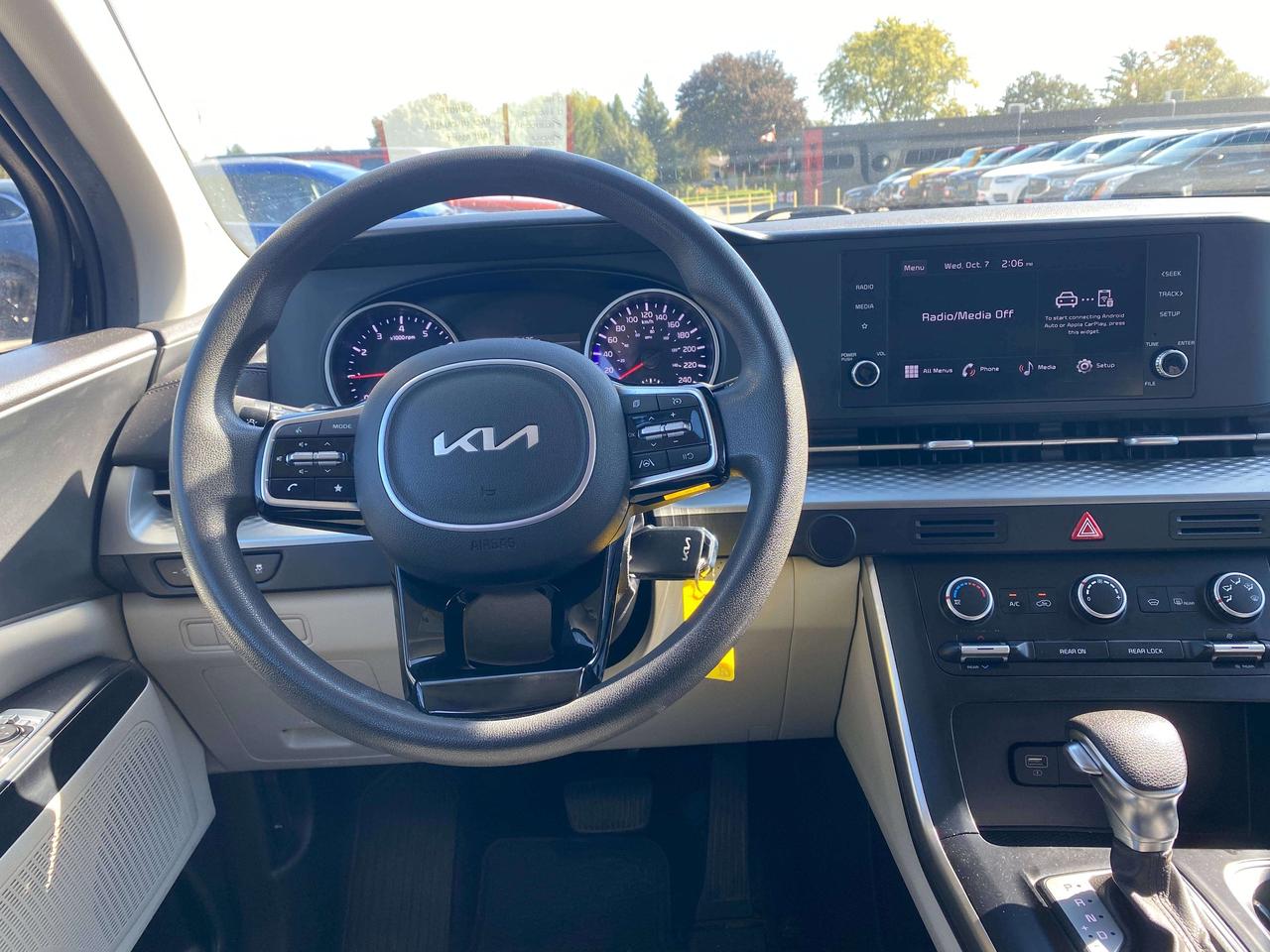 2023 Kia Carnival LX, 8 PASSENGER, BACK UP CAMERA, CLEAN CARFAX! Photo