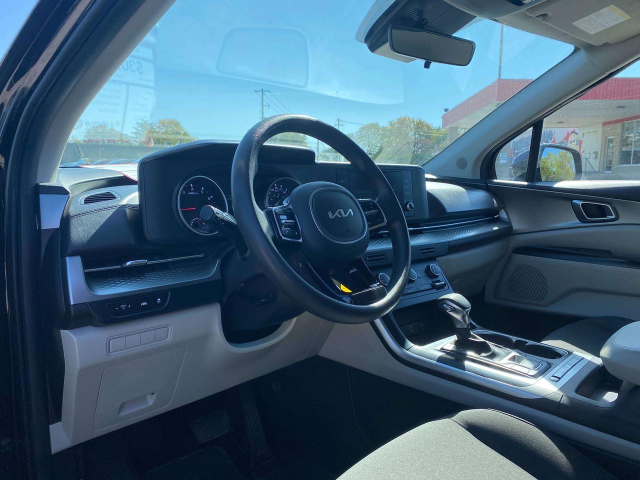 2023 Kia Carnival LX, 8 PASSENGER, BACK UP CAMERA, CLEAN CARFAX! Photo