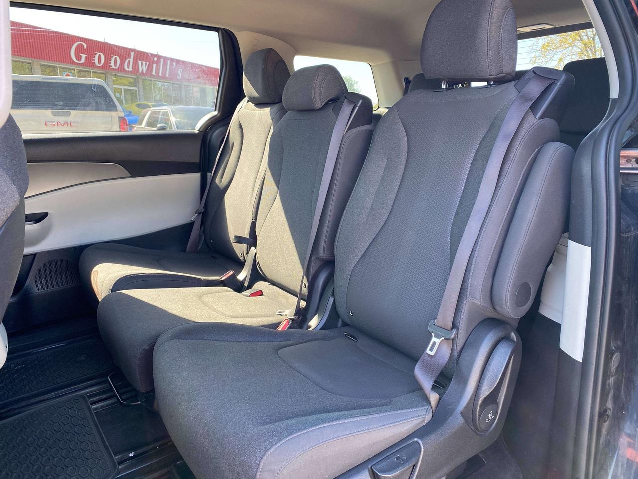 2023 Kia Carnival LX, 8 PASSENGER, BACK UP CAMERA, CLEAN CARFAX! Photo