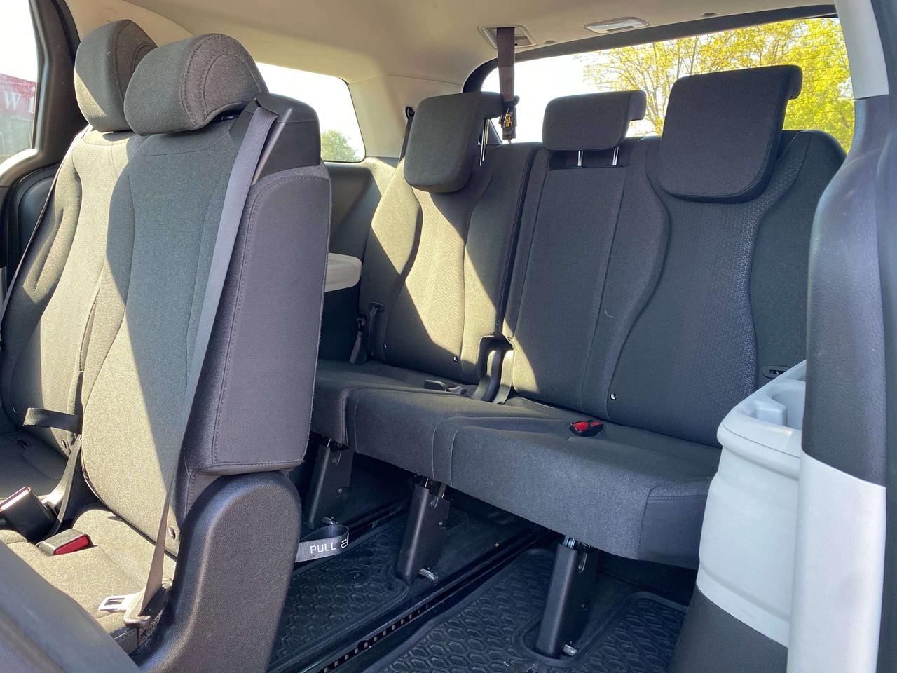 2023 Kia Carnival LX, 8 PASSENGER, BACK UP CAMERA, CLEAN CARFAX! Photo