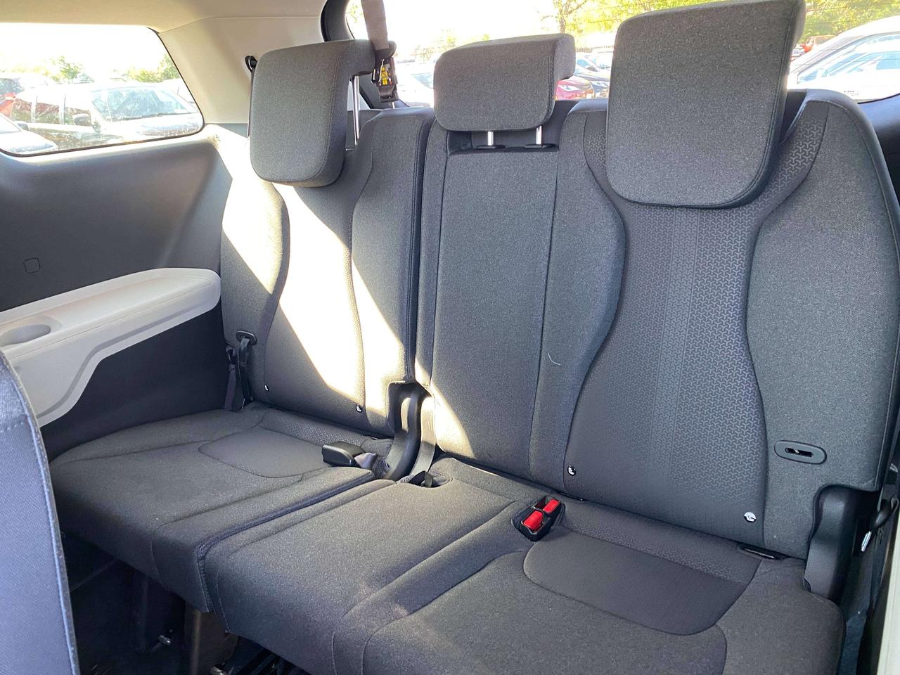 2023 Kia Carnival LX, 8 PASSENGER, BACK UP CAMERA, CLEAN CARFAX! Photo