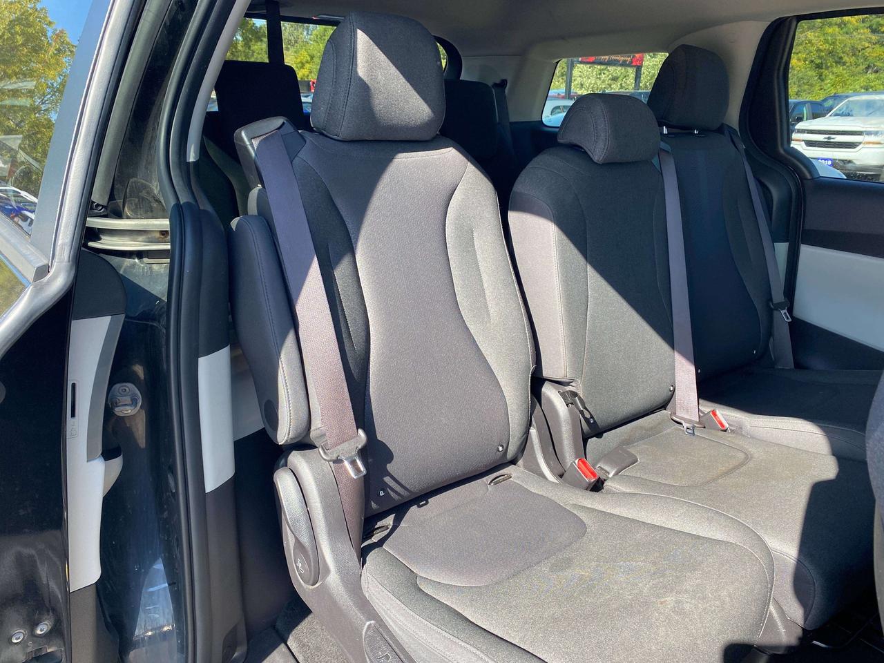 2023 Kia Carnival LX, 8 PASSENGER, BACK UP CAMERA, CLEAN CARFAX! Photo