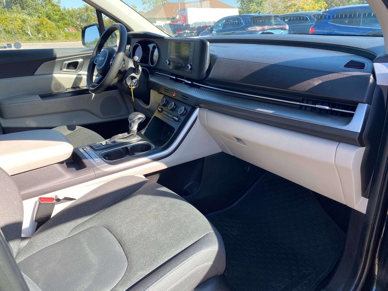 2023 Kia Carnival LX, 8 PASSENGER, BACK UP CAMERA, CLEAN CARFAX! Photo