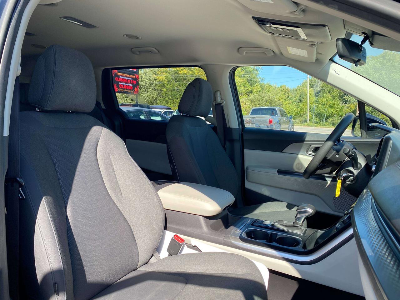 2023 Kia Carnival LX, 8 PASSENGER, BACK UP CAMERA, CLEAN CARFAX! Photo