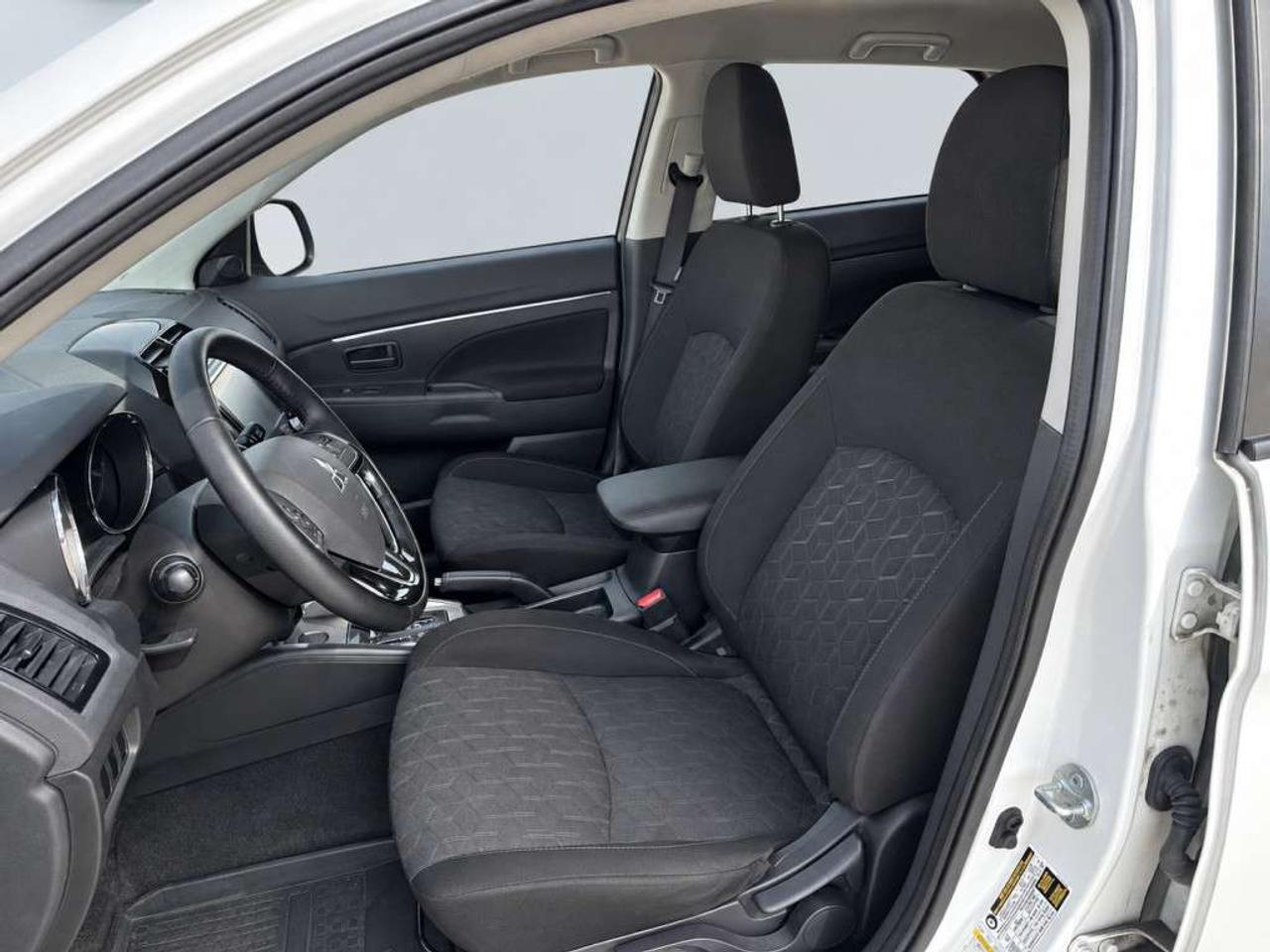 2020 Mitsubishi RVR SE / FWD / HEATED SEATS / CARPLAY / BLIND SPOT / BACKUP CAM / ALLOYS Photo