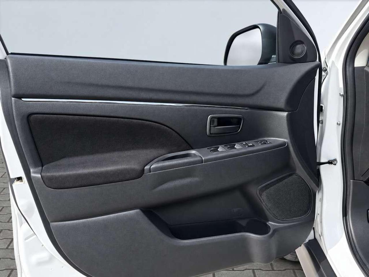 2020 Mitsubishi RVR SE / FWD / HEATED SEATS / CARPLAY / BLIND SPOT / BACKUP CAM / ALLOYS Photo