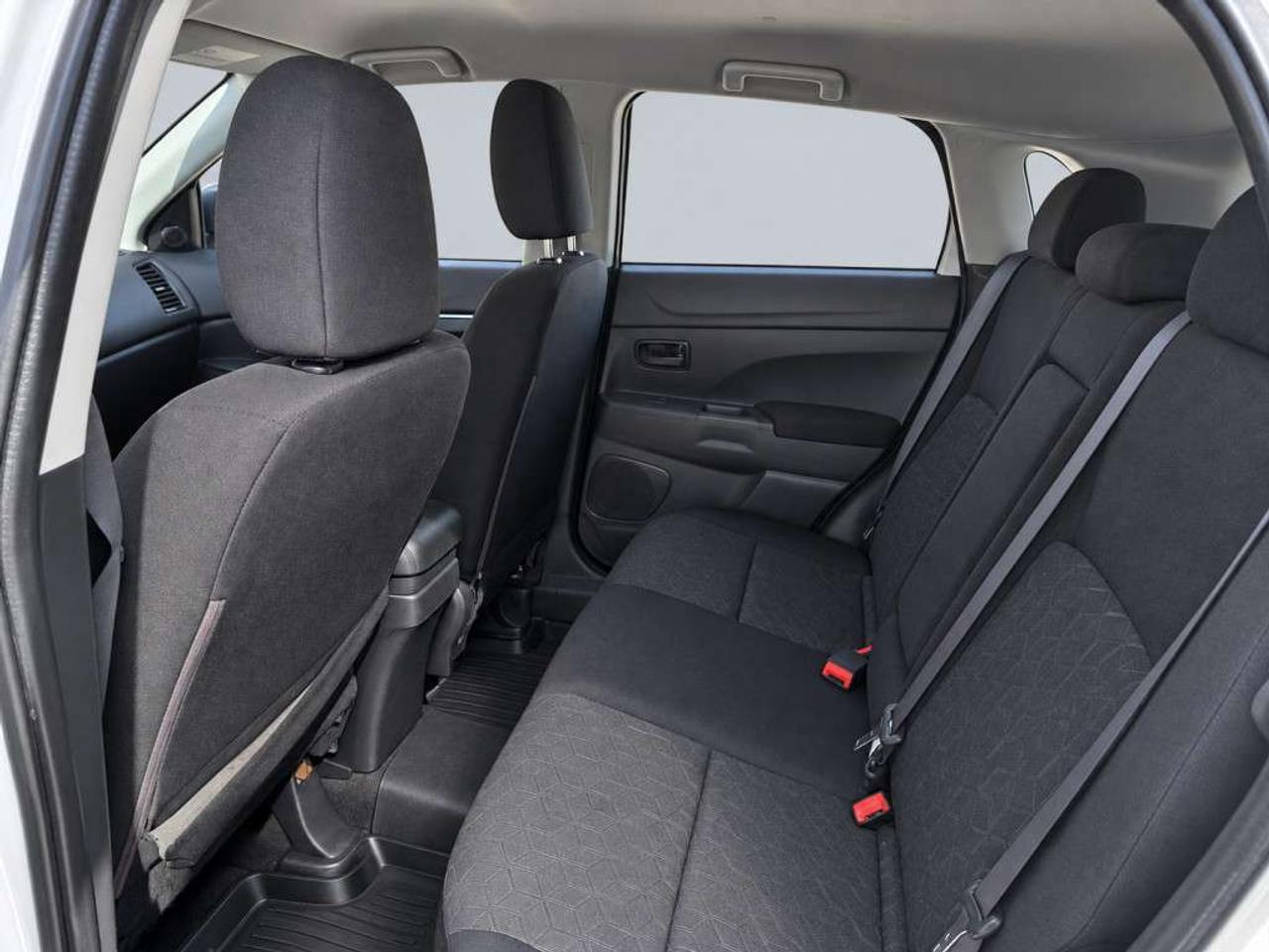 2020 Mitsubishi RVR SE / FWD / HEATED SEATS / CARPLAY / BLIND SPOT / BACKUP CAM / ALLOYS Photo