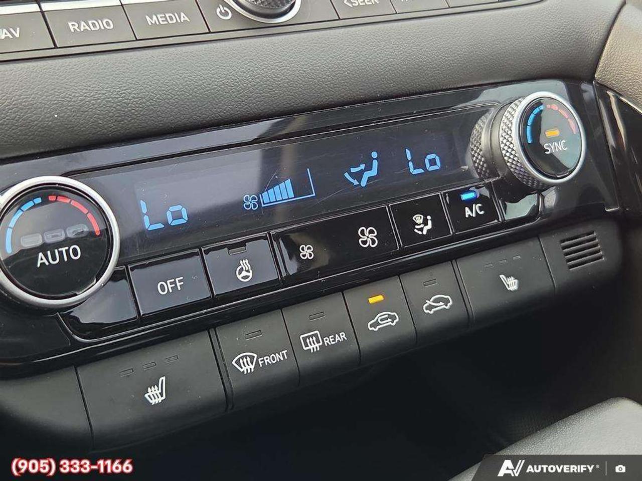 2024 Hyundai Elantra Apple CarPlay & Android Auto • Power Sunroof • Built-In Navigation System • Remote Start System • Heated Front Seats • La Photo