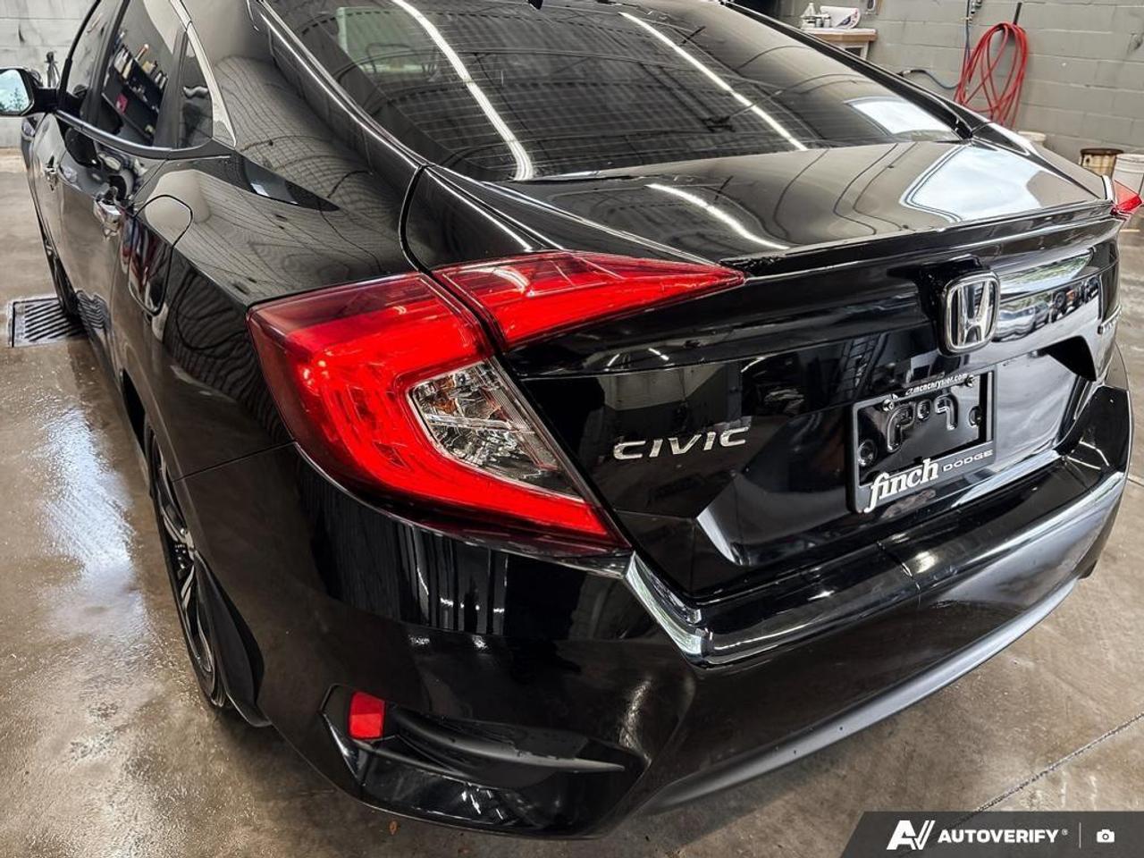 2018 Honda Civic Touring (CVT) 4dr Sedan Photo