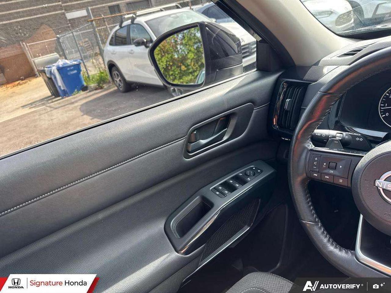 2023 Nissan Pathfinder SV Photo