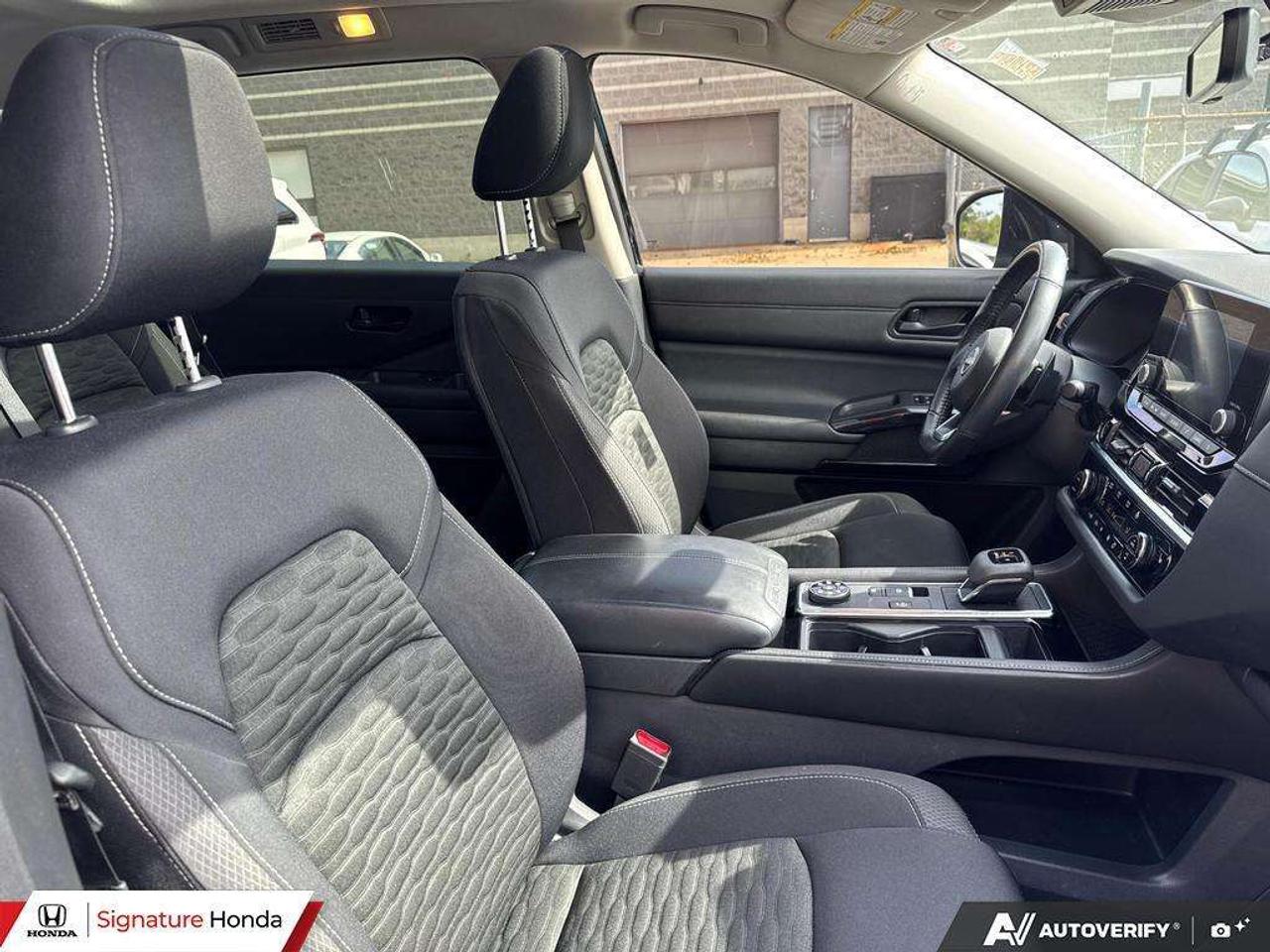 2023 Nissan Pathfinder SV Photo