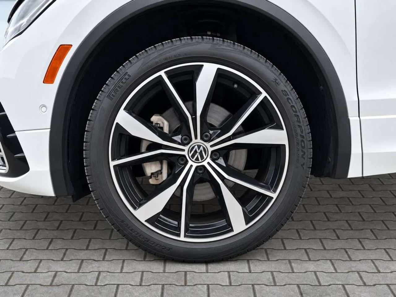 2024 Volkswagen Tiguan HIGHLINE R-LINE 4MOTION   Leather   Panoramic Sunroof   NAVI   Heated & Cooled Seats   360 Cam   CarPlay   Remote Start Photo