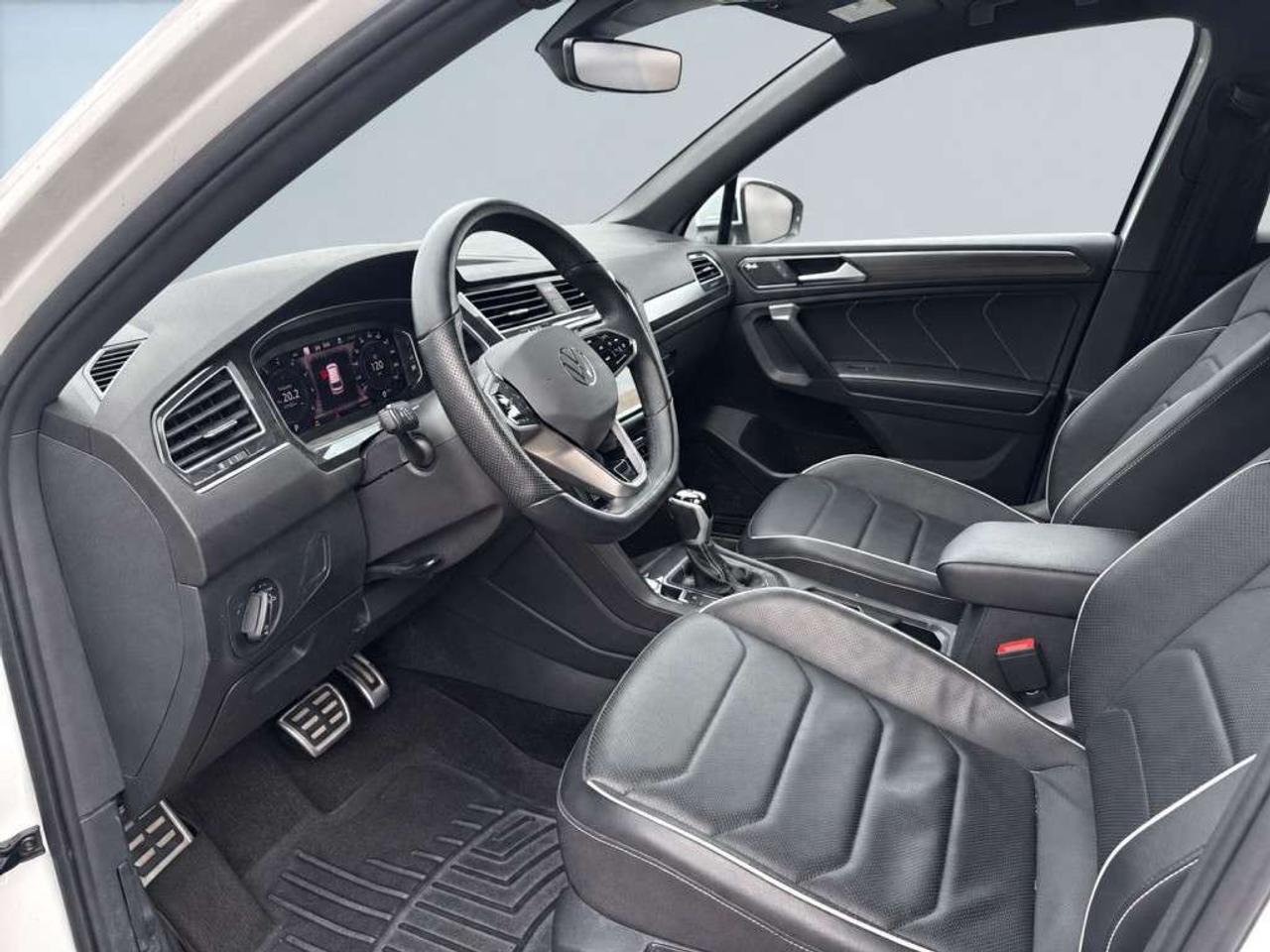 2024 Volkswagen Tiguan HIGHLINE R-LINE 4MOTION   Leather   Panoramic Sunroof   NAVI   Heated & Cooled Seats   360 Cam   CarPlay   Remote Start Photo